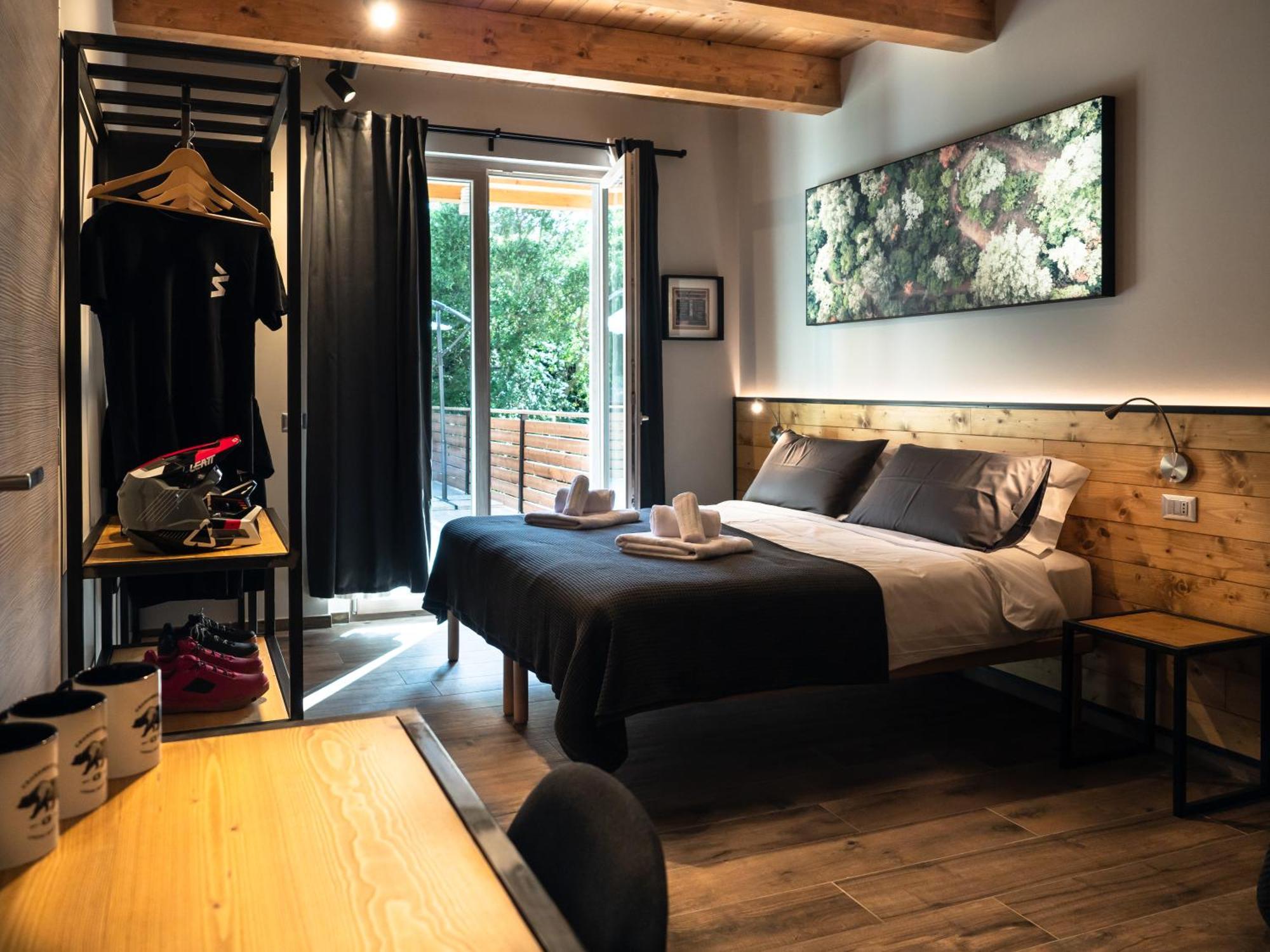 Sleep 'N' Ride Massa Marittima Hotel ภายนอก รูปภาพ