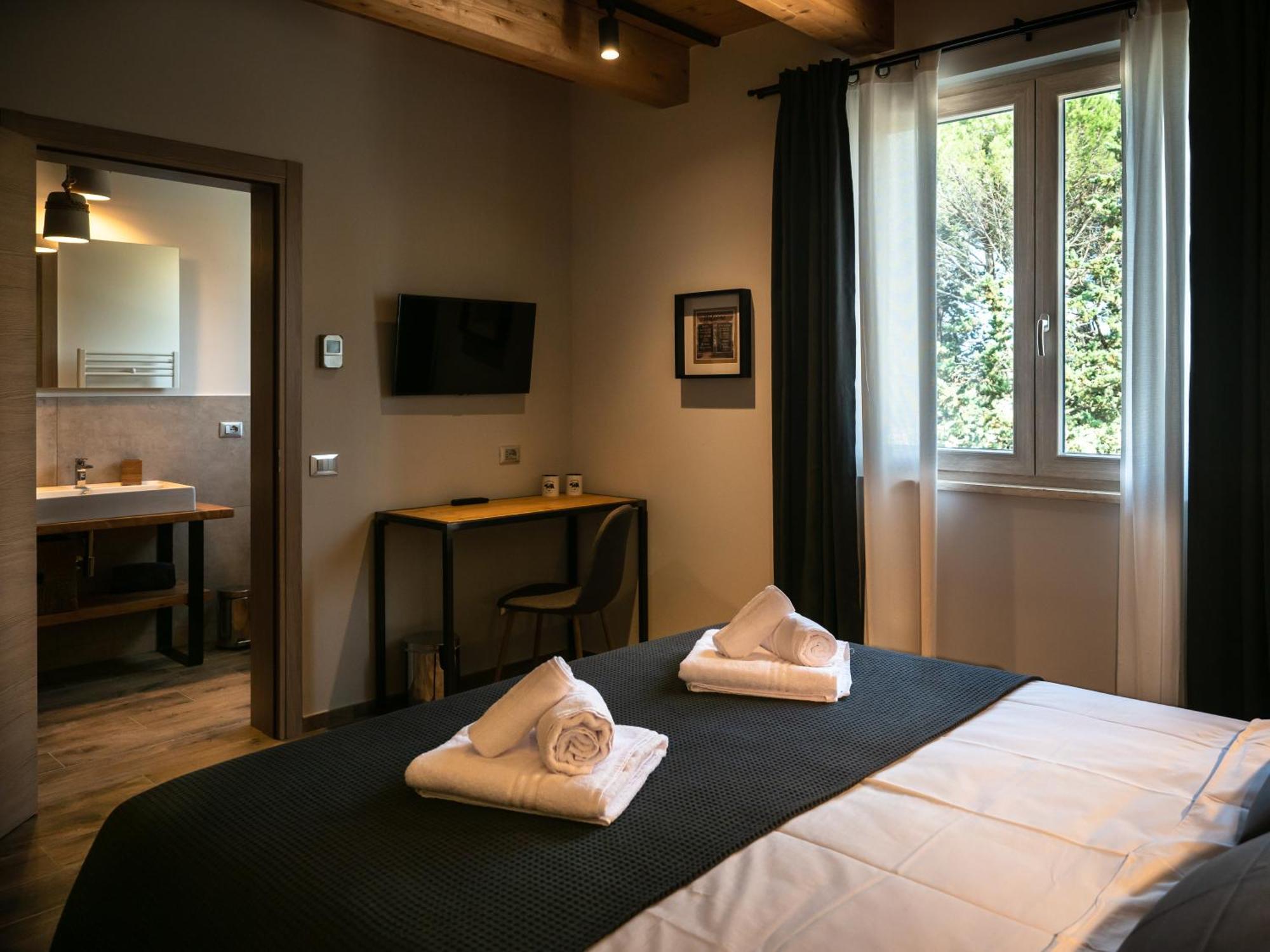 Sleep 'N' Ride Massa Marittima Hotel ภายนอก รูปภาพ